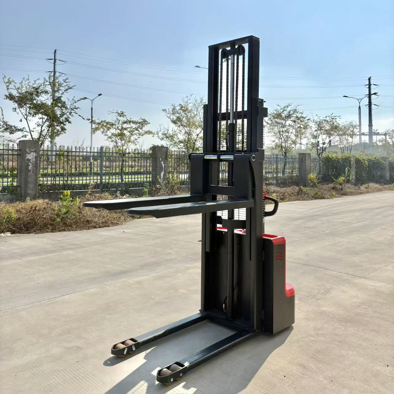 Electric walking pallet stacker (30)
