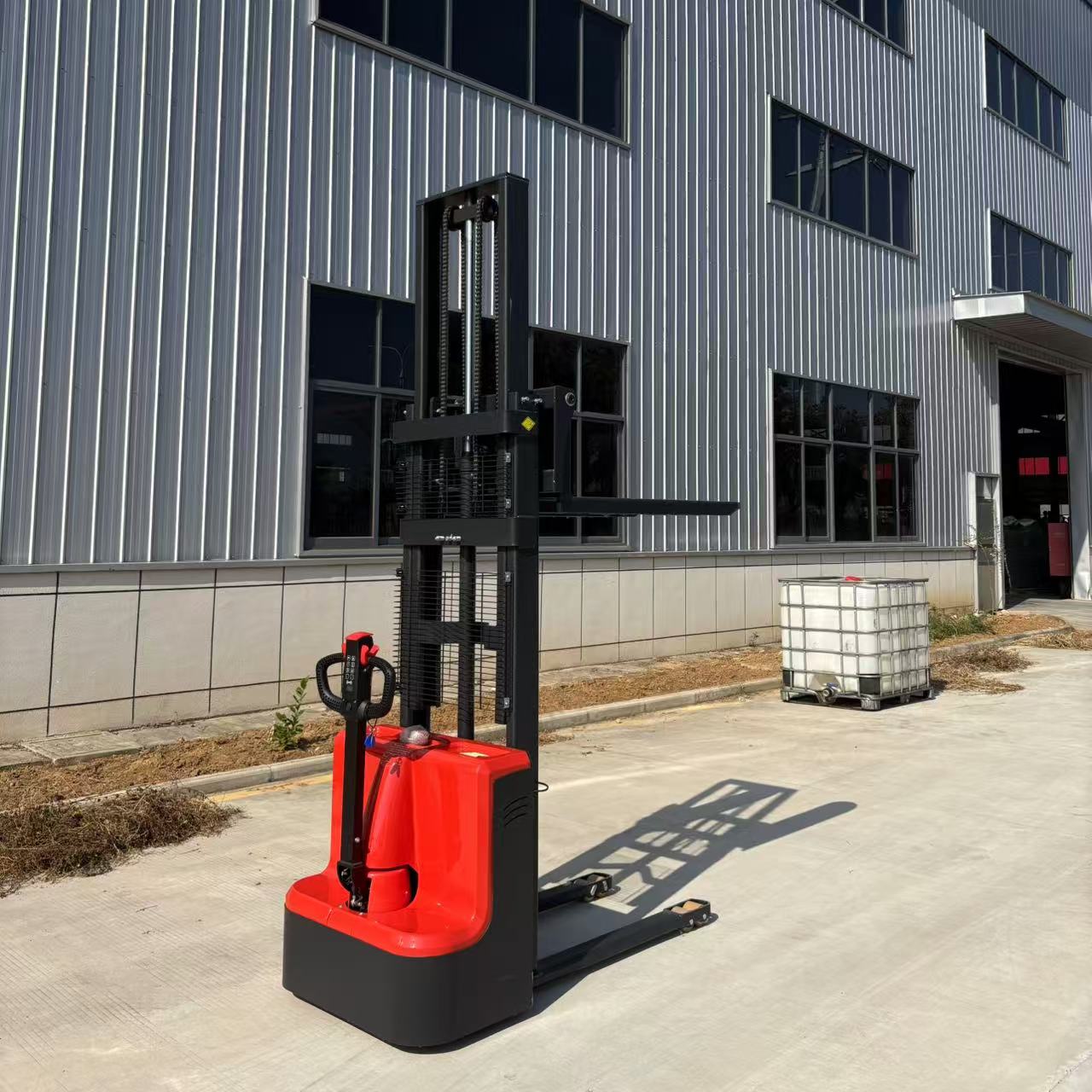 Electric walking pallet stacker (25)