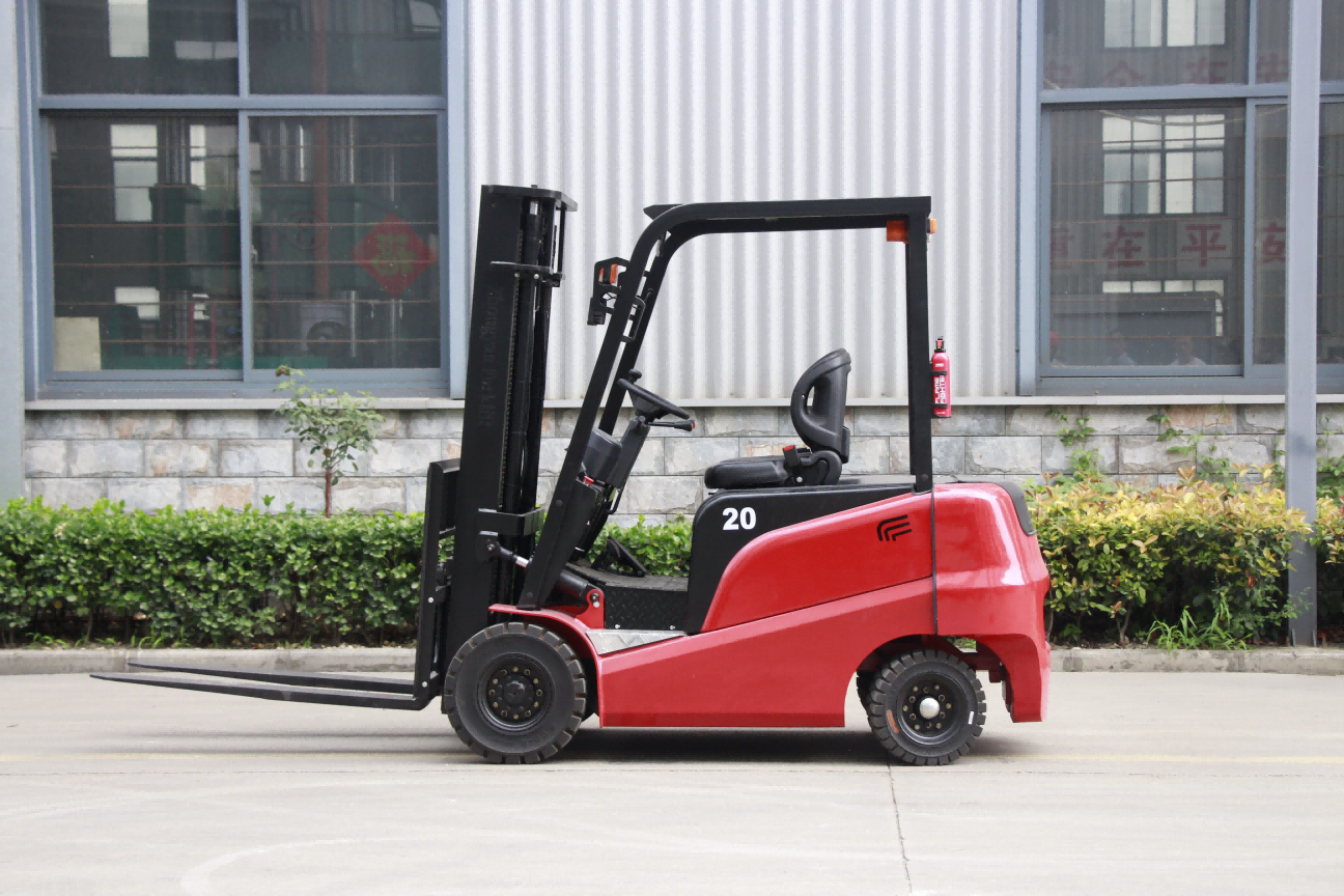 Choosing the Right Material Handling Equipment： Electric Forklifts, Pallet Stackers, and Pallet Trucks: 