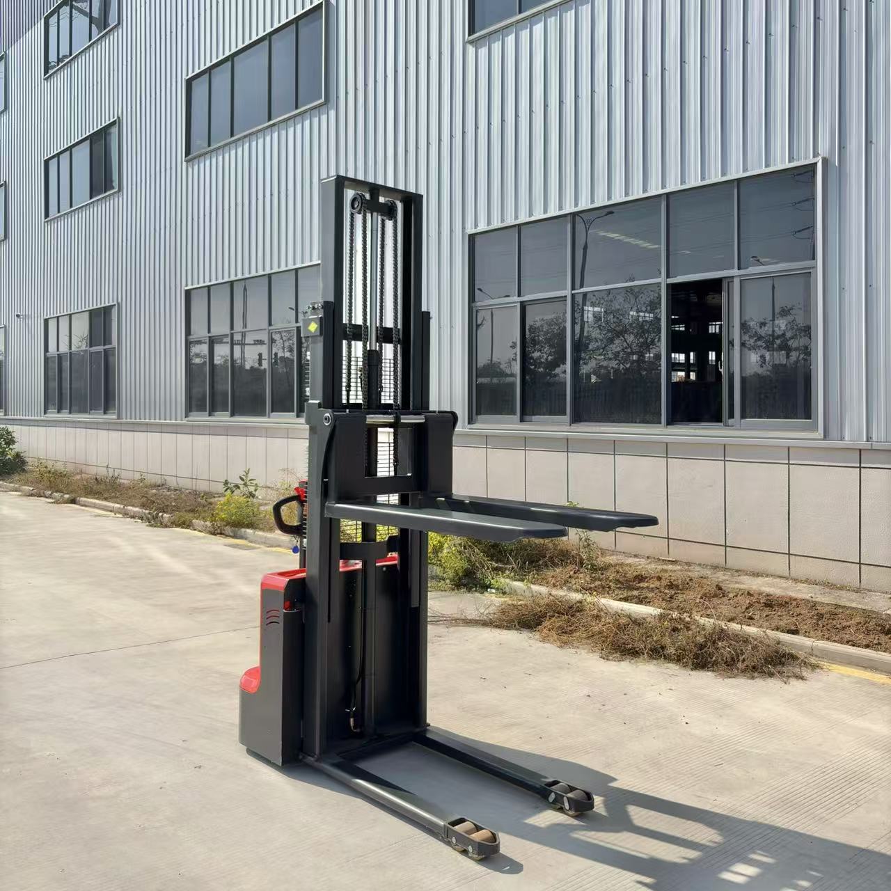 Electric walking pallet stacker (27)