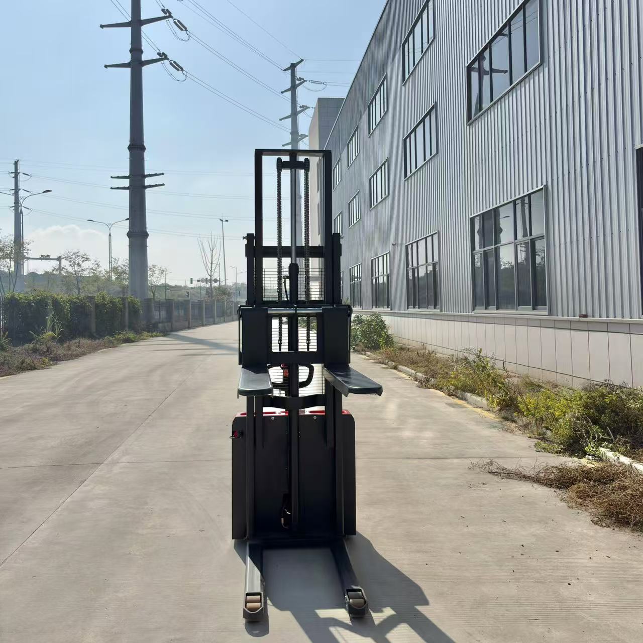 Electric walking pallet stacker (11)